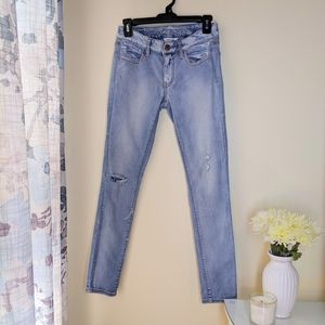 American Eagle Light Wash Distressed Skinn…